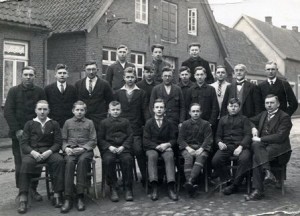 um 1925   